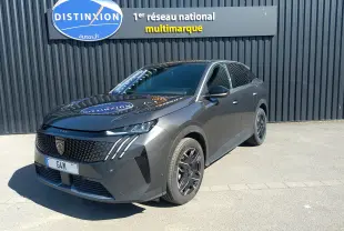 Peugeot 3008 Hybrid 136 Allure gris titane en 3/4 avant droit, avec calandre noire et jantes foncées.