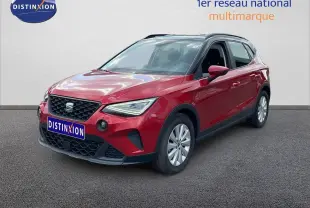 SEAT Arona rouge désir métal avec toit noir, vue 3/4 avant droit sur fond neutre.