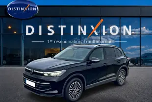 Volkswagen Tiguan 1.5 eTSI 150 Life noir en 3/4 avant, avec jantes spécifiques et toit panoramique visible.