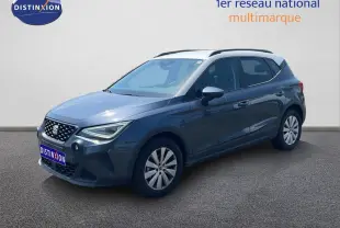 SEAT Arona 2025 gris Magnetic avec toit blanc, vue 3/4 avant côté gauche sur fond neutre.
