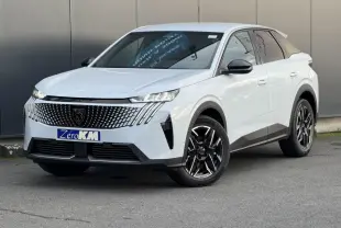 Peugeot 3008 Hybrid blanc Okénite en 3/4 avant droit avec calandre distinctive et jantes alliage noires.