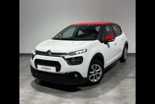 Citroën C3 blanc Banquise avec toit et rétroviseurs rouges, vue 3/4 avant droit sur fond neutre intérieur.