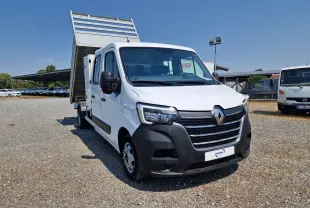 Renault Master Châssis double cabine blanc vu en 3/4 avant droit avec benne aluminium relevée et coffre latéral.
