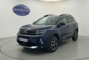 Citroën C5 Aircross hybride bleu foncé en 3/4 avant, avec jantes distinctives et toit noir, vue en studio.