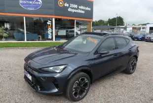 CUPRA Formentor gris magnétique en 3/4 avant droit avec jantes alliage noires et toit ouvrant panoramique.