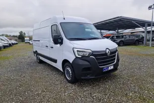 Renault Master blanc en vue 3/4 avant droit sur parking, avec calandre noire et hayon arrière visible.