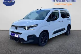 Citroën Berlingo Multispace blanc glacier en 3/4 avant droit avec jantes noires et protections latérales noires.