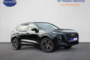 Audi Q3 2.0 TDI S line noir métallisé en 3/4 avant droit, avec jantes alliage et étriers de frein rouges visibles.