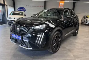 Peugeot 2008 noire vue en 3/4 avant droit, avec calandre noire à liserés chromés et jantes alliage noires.