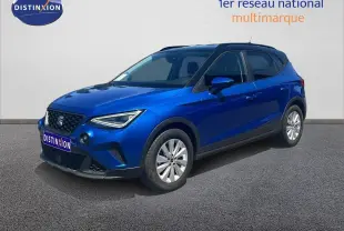 SEAT Arona bleu saphir métal avec toit noir, vue 3/4 avant droit sur fond neutre.