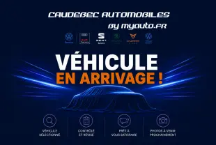 Silhouette d'une Volkswagen Golf 1.5 eTSI 130 DSG7 grise sous une housse, vue de profil dans un fond bleu sombre.
