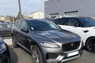 Jaguar F-PACE 3.0D 300 S gris ammonite vue 3/4 avant droit avec calandre noire et jantes alliage.