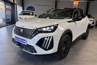 Peugeot 2008 hybride 2026 blanc, vue 3/4 avant droit, calandre noire et jantes alliage noires.