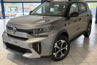 Vue 3/4 avant d'un Citroën C3 Aircross 2026 gris métallisé avec toit noir et jantes alliage 17 pouces.
