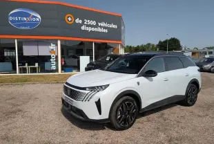 Peugeot 5008 blanc vue 3/4 avant droit, toit noir, jantes alliage noires et calandre distinctive GT.