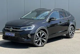 Volkswagen Taigo noir en 3/4 avant droit, avec jantes alliage 18 pouces et calandre R-Line visible.