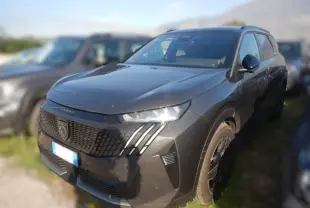 Peugeot 5008 gris en 3/4 avant droit, mettant en valeur sa calandre distinctive et ses phares LED effilés.
