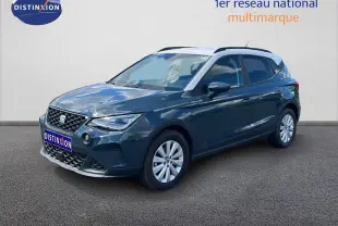 SEAT Arona bleu Fjord avec toit blanc, vue 3/4 avant droit, mettant en valeur ses lignes dynamiques et jantes argentées.