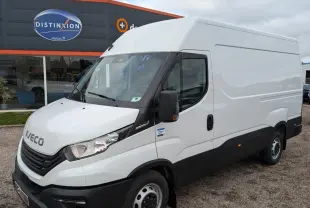 Fourgon Iveco Daily blanc en vue 3/4 avant droit, avec calandre noire et rétroviseurs noirs contrastants.