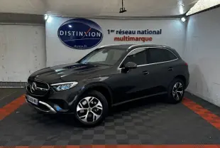 Mercedes GLC 300 E Business Line gris foncé, vue 3/4 avant droit, avec jantes distinctives et calandre chromée.