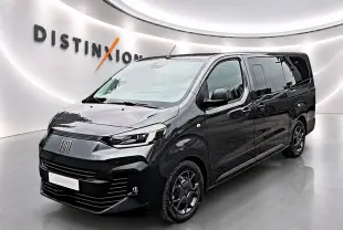Fiat Scudo Combi gris titane en 3/4 avant droit, avec porte latérale coulissante et jantes noires.