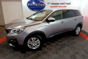 Peugeot 5008 gris foncé vue de profil droit en intérieur, mettant en valeur ses lignes modernes et ses jantes alliage.