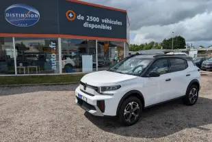Citroën C3 Aircross blanc Banquise vue 3/4 avant droit avec toit noir Perla Nera sur parking extérieur.