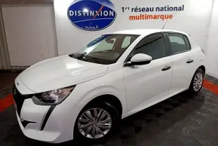 PEUGEOT 208 blanc vue 3/4 avant droit dans un showroom avec jantes alliage et phares LED distinctifs.