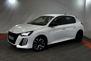 Peugeot 208 blanc vue 3/4 avant droit, feux LED allumés, jantes noires et toit noir contrastant.