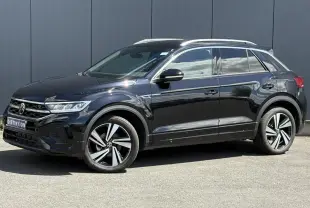 Volkswagen T-Roc noir intense en 3/4 avant droit, avec jantes alliage 18" Nevada et logo R-Line sur calandre.