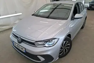 Volkswagen Polo gris clair vue 3/4 avant droit, avec phares LED et jantes alliage distinctives.