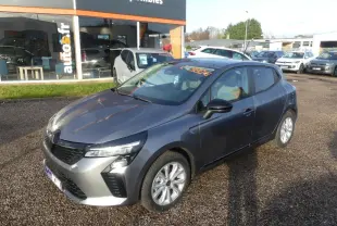 Renault Clio 1.5 Blue dCi 2025 gris schiste vue 3/4 avant droit avec jantes alliage et feux LED.