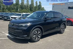 Volkswagen Tiguan 2026 noir grenadilla métal en 3/4 avant droit avec jantes alliage et calandre épurée.