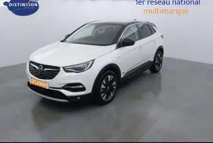 Opel Grandland X blanc nacré métal en 3/4 avant droit, toit noir et jantes alliage bicolores visibles.