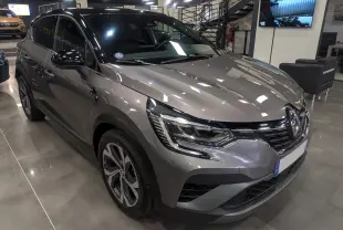 Renault Captur TCe 160 R.S. Line gris Cassiopé avec toit noir, vue 3/4 avant en showroom lumineux.