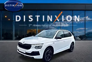 SUV Skoda Kamiq blanc nacré en 3/4 avant droit, avec calandre noire et jantes alu distinctives.