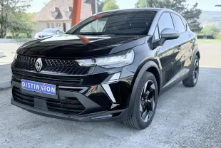 Renault Captur noir en 3/4 avant droit, mettant en valeur sa calandre moderne et ses jantes bi-ton.
