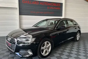 Audi A6 40 TDI S Tronic hybride noire vue 3/4 avant droit dans un showroom avec sol damier gris.