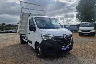 Renault Master Châssis cabine blanc vu en 3/4 avant droit avec benne relevée et roues jumelées visibles.