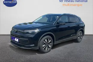 Volkswagen Tiguan 1.5 TSI noir grenadilla 3/4 avant droit, SUV compact avec jantes alliage distinctives.