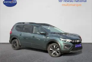 Vue 3/4 avant droit d'un Dacia Jogger 2025 Vert Cèdre métallisé avec jantes noires et toit noir contrasté.