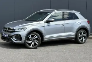 Volkswagen T-Roc 1.5 TSI R-Line gris pyrite en profil droit, avec jantes alliage 18 pouces Nevada et calandre R-Line.