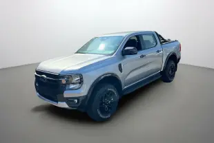 Ford Ranger 2025 gris iconic en 3/4 avant droit avec roues tout-terrain et barres de protection sur la benne