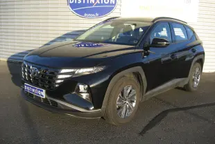 Hyundai Tucson noir 2022 en 3/4 avant droit, avec calandre distinctive et jantes alliage visibles.