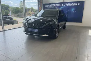 Peugeot 5008 noir vue 3/4 avant droit en showroom avec logo Chantereine Automobile en arrière-plan.