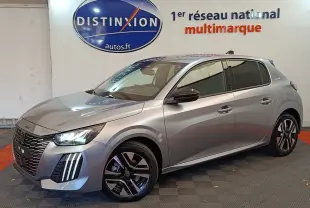 Peugeot 208 PureTech 100 S&S Allure gris clair vue 3/4 avant droit avec phares LED allumés en intérieur.