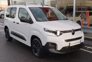Vue 3/4 avant du Citroën Berlingo Kaolin White avec jantes noires et détails noirs contrastants.