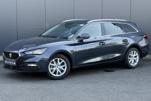 SEAT Leon ST gris magnétique vue de profil côté gauche, jantes alliage 16 pouces et vitres arrière surteintées.