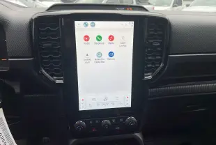 Vue rapprochée de l’écran tactile central du Ford Ranger 2025 bleu lightning avec commandes climatisation et connectivité Apple CarPlay.