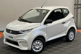 Vue 3/4 avant d'une Aixam Ambition E City Pack blanche électrique avec rétroviseur caméra côté gauche.